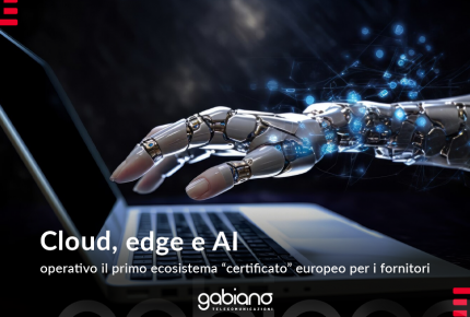 mano robotica su tastiera computer